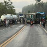Motorista morre após colisão entre carreta e ônibus na BR-101 em Nova Viçosa