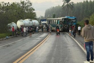 Motorista morre após colisão entre carreta e ônibus na BR-101 em Nova Viçosa