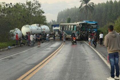 Motorista morre após colisão entre carreta e ônibus na BR-101 em Nova Viçosa