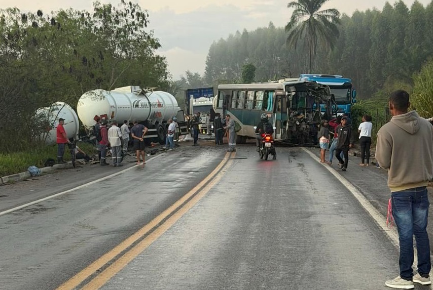 Motorista morre após colisão entre carreta e ônibus na BR-101 em Nova Viçosa