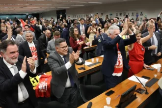 PEC do fim da escala 6×1 avança na Câmara