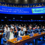 Convidados à bancada acompanham sessão especial.