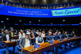 Convidados à bancada acompanham sessão especial.