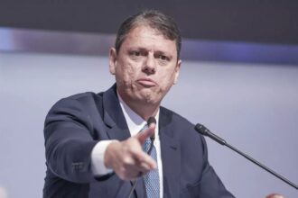 Tarcísio cobra explicações de Flávio sobre Vorcaro e diz que escândalo 'agride a sociedade'