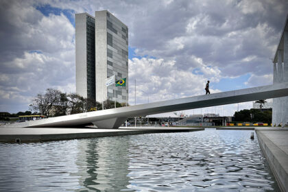Sede das duas Casas do Poder Legislativo e um dos mais famosos cartões postais do Brasil, o Palácio do Congresso Nacional é composto por duas cúpulas e duas torres de 28 andares, que abrigam a Câmara dos Deputados e o Senado Federal.
