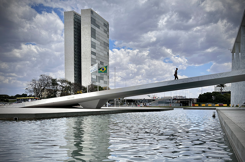 Sede das duas Casas do Poder Legislativo e um dos mais famosos cartões postais do Brasil, o Palácio do Congresso Nacional é composto por duas cúpulas e duas torres de 28 andares, que abrigam a Câmara dos Deputados e o Senado Federal.