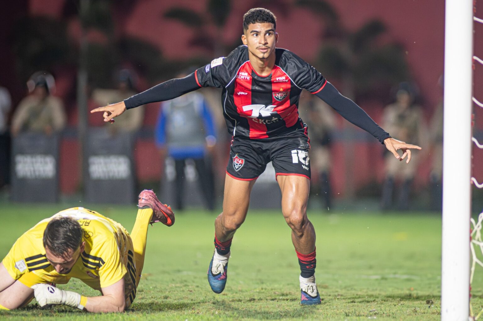 Vitória vence Inter e amplia sequência invicta no Barradão