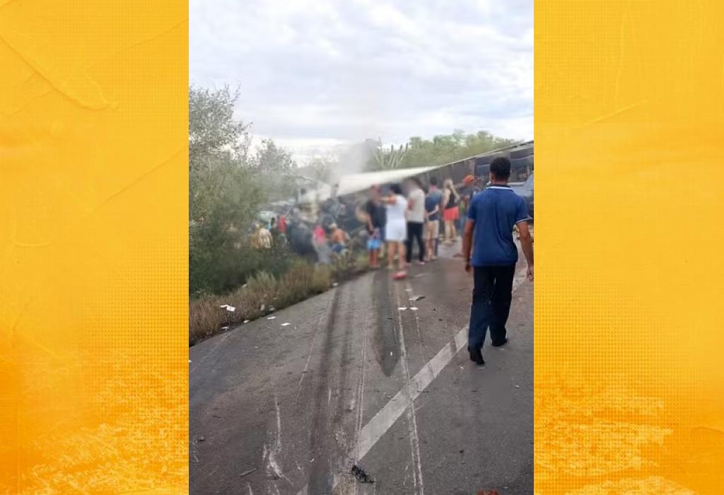 Acidente entre caminhão e van deixa 15 mortos na BR-116, em Santa Terezinha