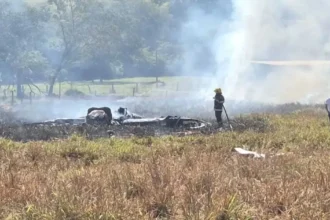 Avião de pequeno porte cai em Goiás; piloto, era sogro de apresentadora e ficou ferido após pane na decolagem