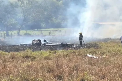 Avião de pequeno porte cai em Goiás; piloto, era sogro de apresentadora e ficou ferido após pane na decolagem