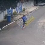 Câmeras do Grupo Localize Segurança registram momento exato em que suspeito foge a pé após capotar carro roubado em SAJ