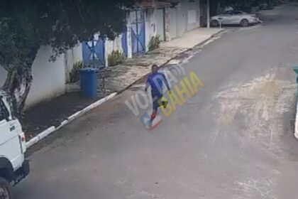 Câmeras do Grupo Localize Segurança registram momento exato em que suspeito foge a pé após capotar carro roubado em SAJ