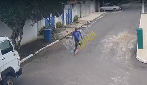 Câmeras do Grupo Localize Segurança registram momento exato em que suspeito foge a pé após capotar carro roubado em SAJ