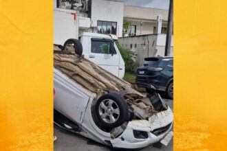 Carro roubado capota durante perseguição em Santo Antônio de Jesus