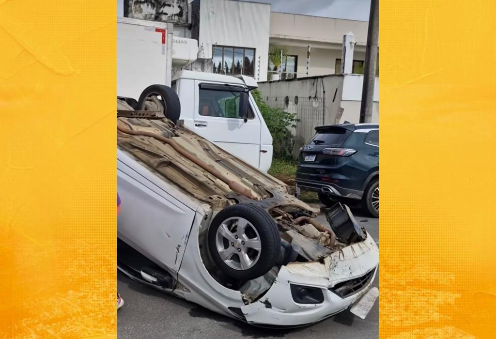 Carro roubado capota durante perseguição em Santo Antônio de Jesus