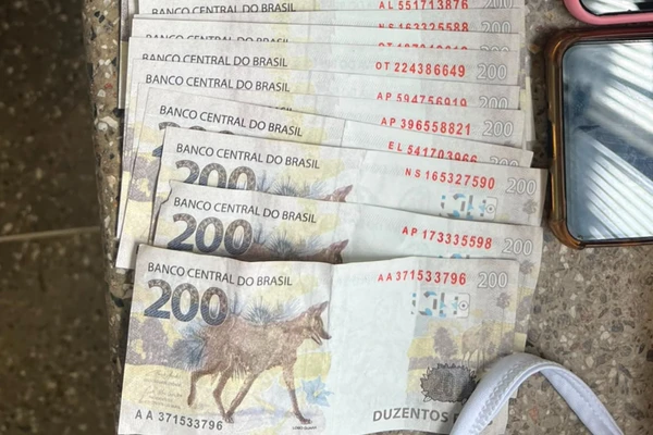 Cinco pessoas são levadas à delegacia com notas falsas de R$ 200 em Conceição de Feira