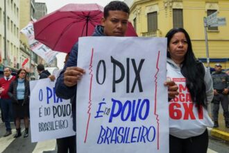 Comerciantes da 25 de Março vão às ruas contra Trump: 'Pix é nosso, fora intervenção dos EUA'