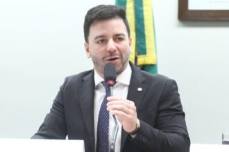 Deputado Célio Studart (PSD-CE) fala em comissão da Câmara dos Deputados