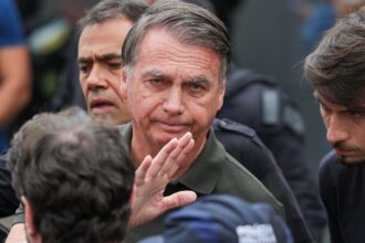 Delegado pede ao STF para ouvir Bolsonaro sobre arma apreendida