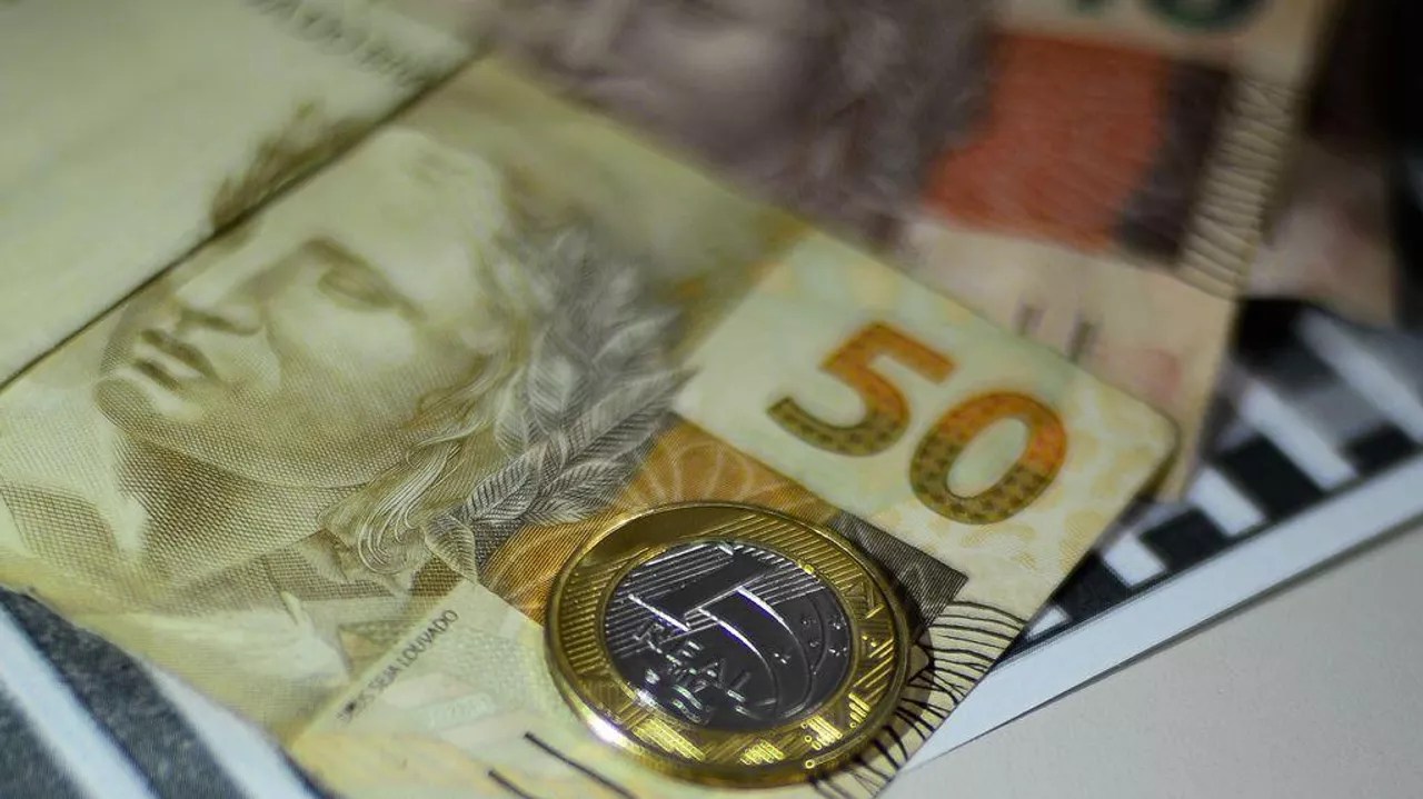 Economia brasileira cresceu 0,1% em abril, aponta prévia do PIB da FGV
