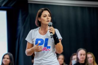 Em vídeo, Michelle afirma que Flávio Bolsonaro a humilhou: 'Me recolhi'