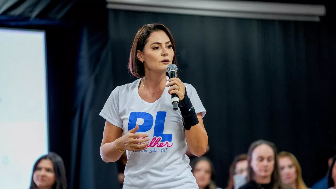 Em vídeo, Michelle afirma que Flávio Bolsonaro a humilhou: 'Me recolhi'