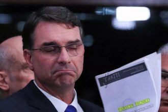 Flávio Bolsonaro falta a 43% das votações nominais do Senado em meio à pré-campanha, aponta mídia