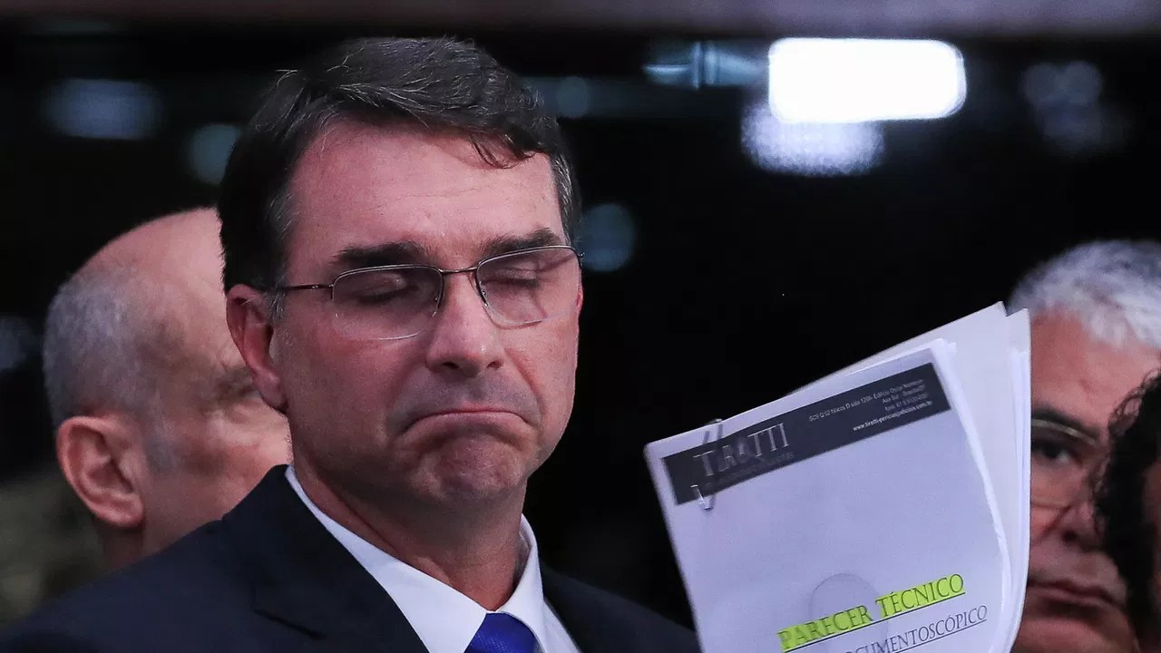 Flávio Bolsonaro falta a 43% das votações nominais do Senado em meio à pré-campanha, aponta mídia