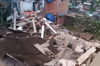 Imóvel desaba em Salvador e deixa criança soterrada; Corpo de Bombeiros realizaram o resgate