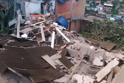 Imóvel desaba em Salvador e deixa criança soterrada; Corpo de Bombeiros realizaram o resgate