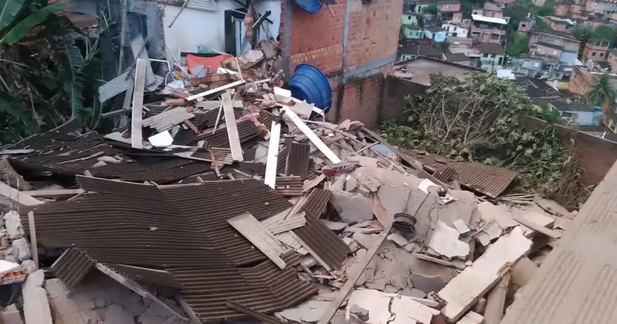 Imóvel desaba em Salvador e deixa criança soterrada; Corpo de Bombeiros realizaram o resgate