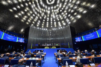 PEC do fim da escala 6×1 tem tramitação travada no Senado