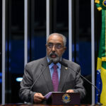 Senador Paulo Paim (PT-RS) em discurso à tribuna.