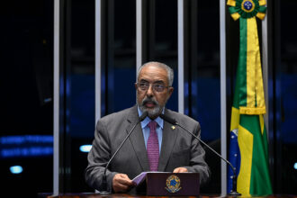Senador Paulo Paim (PT-RS) em discurso à tribuna.