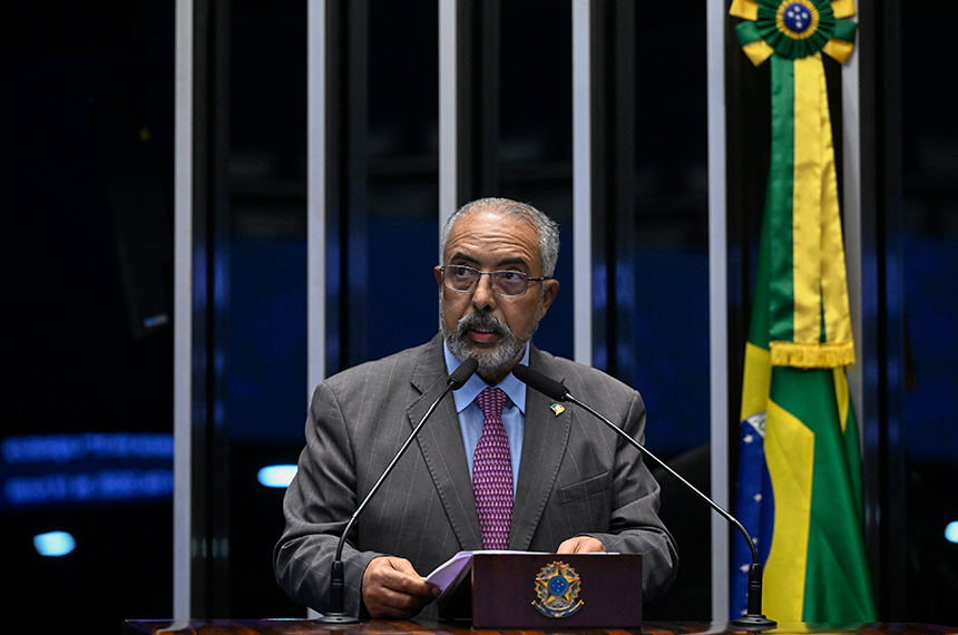 Senador Paulo Paim (PT-RS) em discurso à tribuna.