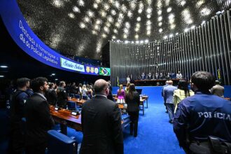 Papel do policial legislativo é reconhecido em sessão solene: 'guardiões' — Senado Notícias