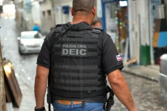 Pintor corporal é preso por extorquir turista no Pelourinho, em Salvador
