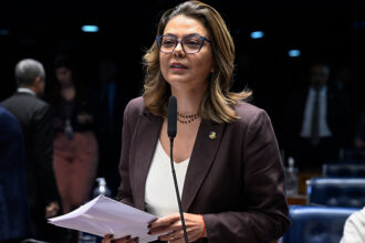 À bancada, em pronunciamento, senadora Leila Barros (PDT-DF).