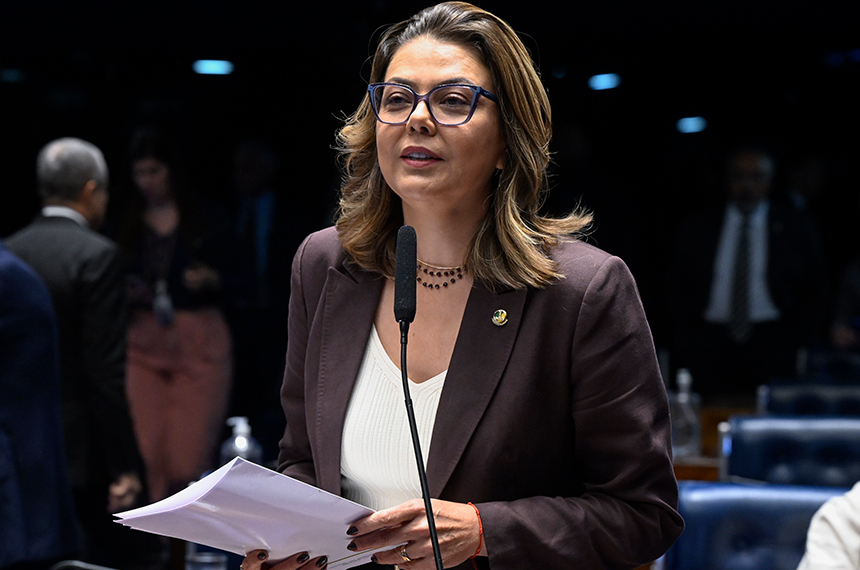 À bancada, em pronunciamento, senadora Leila Barros (PDT-DF).
