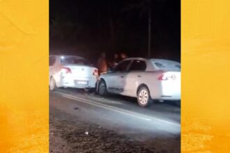 Três veículos se envolvem em acidente e causam lentidão na BA-001, altura do entroncamento de Mar Grande