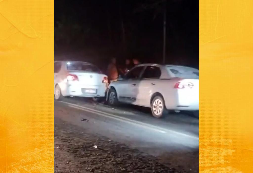 Três veículos se envolvem em acidente e causam lentidão na BA-001, altura do entroncamento de Mar Grande