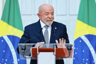 'Trump fala muito e ouve pouco': Lula critica ações dos EUA contra o Brasil