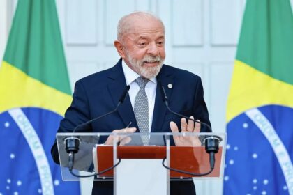 'Trump fala muito e ouve pouco': Lula critica ações dos EUA contra o Brasil