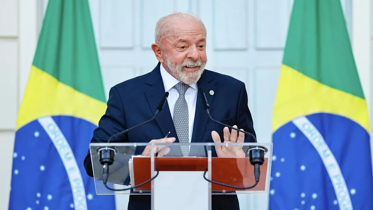 'Trump fala muito e ouve pouco': Lula critica ações dos EUA contra o Brasil