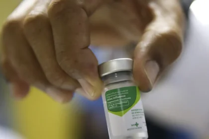Vacina pneumo 20 começa a ser aplicada pelo SUS em crianças