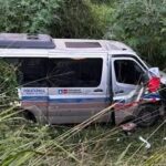 Van de pacientes cai em ribanceira após colisão na BR-242 e deixa 16 feridos, em Itaberaba