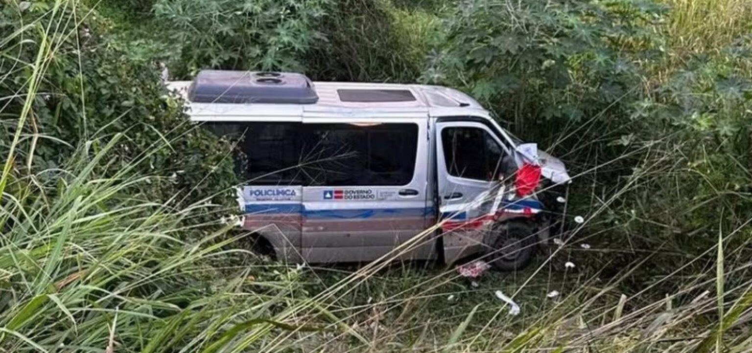 Van de pacientes cai em ribanceira após colisão na BR-242 e deixa 16 feridos, em Itaberaba