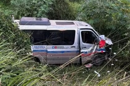 Van de pacientes cai em ribanceira após colisão na BR-242 e deixa 16 feridos, em Itaberaba