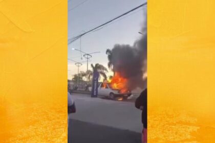 Vídeo: Veículo é consumido pelo fogo na entrada de Santo Antônio de Jesus