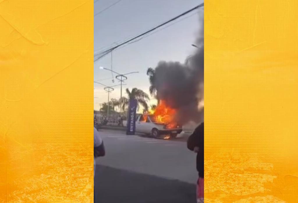 Vídeo: Veículo é consumido pelo fogo na entrada de Santo Antônio de Jesus